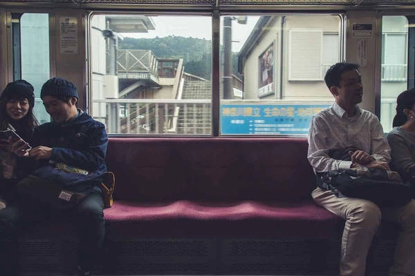 Công việc chính của Figueras là tiếp thị và sản xuất nội dung cho một công ty phần mềm ở Tokyo, anh vẫn dành nhiều thời gian cho đam mê của mình. Đó là chụp lại những khoảnh khắc thu hút của con người và đường phố tại thủ đô của Nhật Bản.