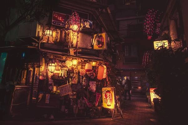 Những con phố khoác lên mình màu sắc cổ điển, xưa cũ.