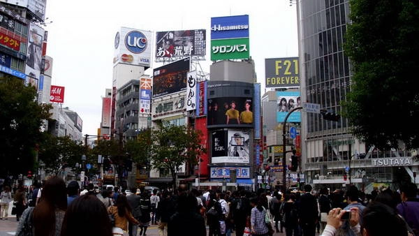 Du khách tràn ngập tại một khu phố ở Tokyo, Nhật