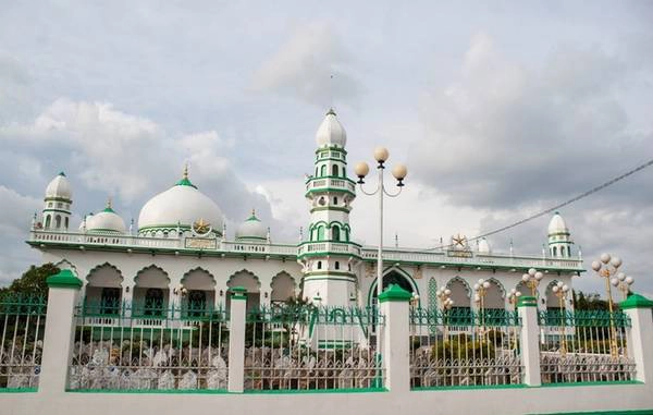 Làng người Chăm Châu Giang: Cộng đồng người Chăm sống ở An Giang khá nhiều, hình thành những xóm làng xen kẽ với người Kinh, tụ hợp đông đảo nhất có lẽ là ở huyện An Phú. Để đến thăm làng người Chăm Châu Giang, du khách chỉ cần đi qua phà Châu Giang đến Cồn Tiên là đã tới. Làng người Chăm Châu Giang khá bình yên, với những ngôi nhà sàn độc đáo và những thánh đường Hồi Giáo có kiến trúc tháp tròn đặc sắc bởi người Chăm ở đây đều theo đạo Hồi. Ảnh: Minh Đức Làng người Chăm Châu Giang: Cộng đồng người Chăm sống ở An Giang khá nhiều, hình thành những xóm làng xen kẽ với người Kinh, tụ hợp đông đảo nhất có lẽ là ở huyện An Phú. Để đến thăm làng người Chăm Châu Giang, du khách chỉ cần đi qua phà Châu Giang đến Cồn Tiên là đã tới. Làng người Chăm Châu Giang khá bình yên, với những ngôi nhà sàn độc đáo và những thánh đường Hồi Giáo có kiến trúc tháp tròn đặc sắc bởi người Chăm ở đây đều theo đạo Hồi. Ảnh: Minh Đức
