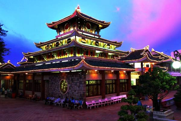 Miếu bà chúa Xứ: Miếu bà chúa Xứ tọa lạc tại chân núi Sam, thuộc phường Núi Sam, Châu Đốc. Đây là địa điểm không chỉ lý tưởng cho chuyến đi hành hương, mà còn là nơi để bạn có thể tận hưởng không khí trong lành của núi Sam ở độ cao gần 300 m và nhìn toàn cảnh Châu Đốc cùng kênh Vĩnh Tế. Ảnh: panoramio.com Miếu bà chúa Xứ: Miếu bà chúa Xứ tọa lạc tại chân núi Sam, thuộc phường Núi Sam, Châu Đốc. Đây là địa điểm không chỉ lý tưởng cho chuyến đi hành hương, mà còn là nơi để bạn có thể tận hưởng không khí trong lành của núi Sam ở độ cao gần 300 m và nhìn toàn cảnh Châu Đốc cùng kênh Vĩnh Tế. Ảnh: panoramio.com