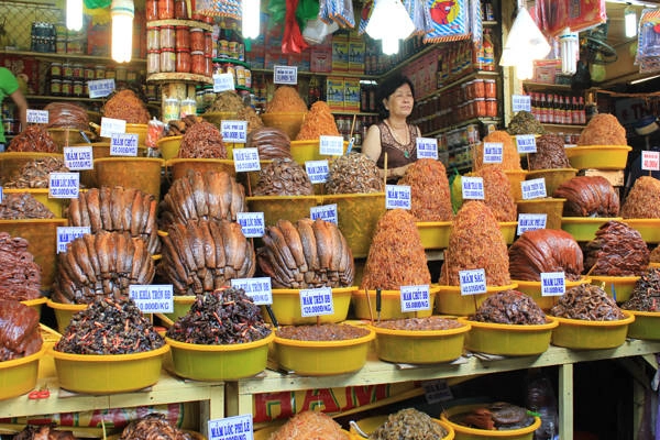 Chợ Châu Đốc: Chợ Châu Đốc được xem như “vương quốc mắm” với rất nhiều sạp bán mắm và khô đủ loại. Nếu là lần đầu tiên về An Giang, đừng bỏ qua chợ Châu Đốc với những trải nghiệm thú vị về cuộc sống của người dân vùng nước nổi. Ảnh: Hà Lâm Chợ Châu Đốc: Chợ Châu Đốc được xem như “vương quốc mắm” với rất nhiều sạp bán mắm và khô đủ loại. Nếu là lần đầu tiên về An Giang, đừng bỏ qua chợ Châu Đốc với những trải nghiệm thú vị về cuộc sống của người dân vùng nước nổi. Ảnh: Hà Lâm