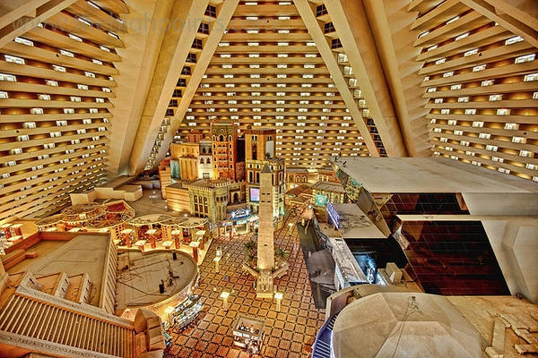 top-10-cool-unusual-hotels-las-vegas-Luxor-ivivu