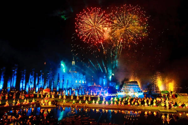  Tại Bangkok, Loy Krathong được tổ chức trên toàn thành phố với các buổi biểu diễn văn nghệ, âm nhạc truyền thống, bắn pháo hoa, giải trí dân gian…