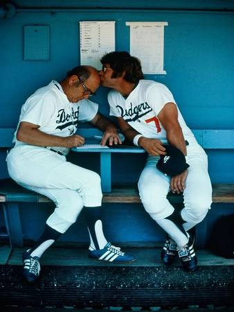 Steve Yeager (bìa phải) - tay bắt bóng của đội Los Angeles Dodgers hôn lên cái đầu hói của vị huấn luyện viên trước trận đấu năm 1978. Một bức ảnh thể hiện tình thầy trò gắn bó trong môn thể thao được ưa chuộng nhất nước Mỹ - Ảnh: Jodi Cobb, National Geographic