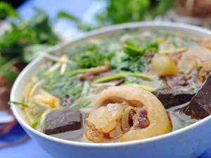 Ẩm thực Hà Nội - bún bò Huế Quang Trung - iVIVU.com