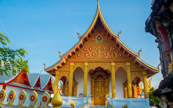 Luang Prabang, Lào: Cố đô của Lào được UNESCO công nhận là Di sản thế giới 20 năm trước đây. Luang Prabang vẫn lưu giữ được vẻ đẹp vốn có bằng cách dùng doanh thu từ du lịch để tôn tạo các tòa nhà và đền đài cổ. Thành phố nằm e ấp trong thung lũng tại hợp lưu của sông Mekong và sông Nam Khan trong màu xanh tươi tốt của rừng, với lối sống thong thả, giản dị đậm phong cách Phật giáo.