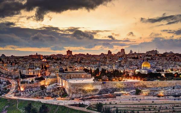 <strong>Jerusalem:</strong> Là vùng đất thiêng của 3 tôn giáo lớn trên thế giới bao gồm Thiên chúa giáo, Hồi giáo và Do Thái, Jerusalem có dân cư sinh sống từ năm 4.000 trước Công nguyên. Những địa danh không thể bỏ qua ở Jerusalem phải kể đến nhà thờ Holy Seplucher, đỉnh núi Oliu, con đường khổ nạn, hay bức tường than khóc…