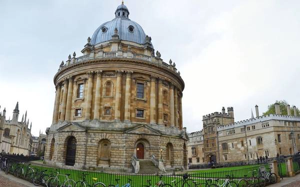 Oxford, Anh: Đây được coi là "thành phố đại học" với trường đại học Oxford lâu đời nhất vương quốc Anh và là thành phố của công nghiệp xe hơi, với hãng xe Morris từ thế kỷ 20. Oxford có 36 trường đại học, phương tiện di chuyển chủ yếu của sinh viên ở đây là xe đạp. Nhiều công trình kiến trúc ở Oxford có từ thế kỷ 11 như University Church of St.Mary the Virgin, thư viện Bodleian và quảng trường Radcliffe Camera, trường Christ Church, bảo tàng Oxford, trường Magdalen.