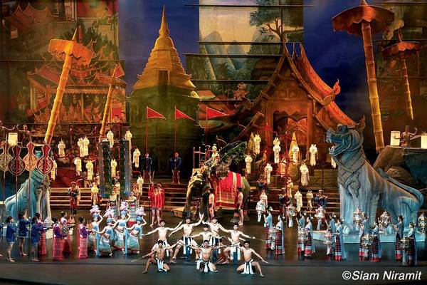 Siam Niramit là chương trình trình diễn sân khấu nổi tiếng thế giới nói về lịch sử Thái Lan thông qua văn hóa, truyền thống và niềm tin.