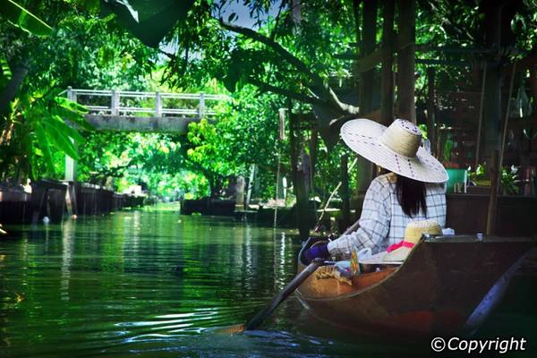 Tham gia vào một tour du lịch khám phá Bangkok bằng thuyền, du khách sẽ được đắm chìm trong những khung cảnh đẹp như tranh vẽ bên hai bờ sông.