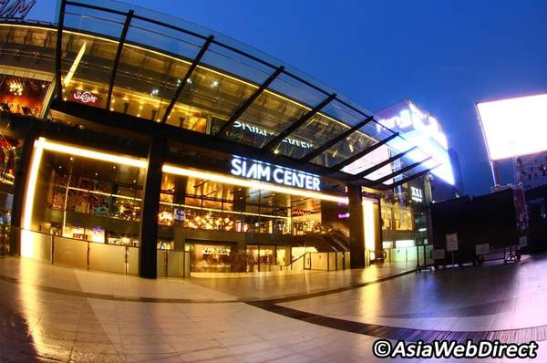 Mặc dù Siam Center đã được có tuổi đời khoảng 40 năm, nhưng nó vẫn hiện đại và gây bất ngờ cho khách hàng vì sự phá cách và khác biệt