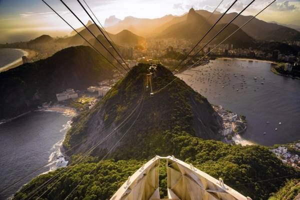 1. Núi Sugarloaf, Rio de Janeiro. Một trong những điểm thu hút khách du lịch nhất thành phố Rio de Janeiro, Brazil đó là đỉnh núi Sugarloaf. Ở đây du khách có được tầm nhìn 360 độ toàn thành phố bên dưới. Đặc biệt, tuyến cáp treo hoạt động muộn. Thời gian đông khách nhất là vào chiều muộn khi mọi người muốn ngắm nhìn hoàng hôn từ đỉnh núi.