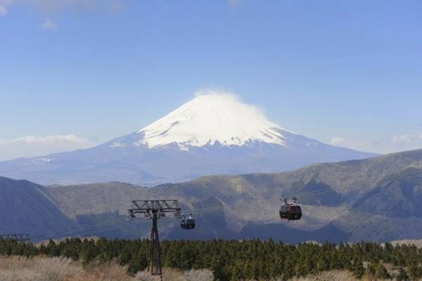 10. Hakone, Phú Sỹ, Nhật Bản. Tuyến cáp treo Hakone cho bạn tầm nhìn đẹp nhất đến đỉnh Phú sỹ phủ tuyết trắng xóa. Ngoài ra còn rất nhiều cảnh đẹp thiên nhiên khác như các hồ bao quanh ngọn núi.