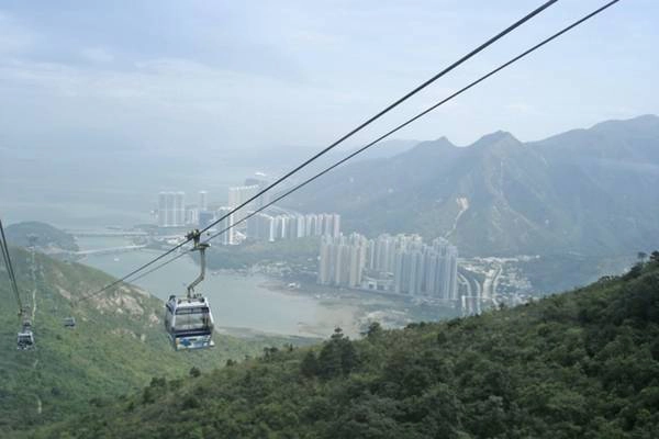 2. Ngong Ping 360, Hong Kong. Tuyến cáp treo Ngong Ping 360 nằm trên đảo Lantau của Hong Kong sẽ đưa bạn đến làng Ngong Ping, nơi đặt bức tượng phật bằng đồng cao 34 m được coi là biểu tượng của sự hòa hợp giữa con người và thiên nhiên, giữa chúng sinh và niềm tin vào phật pháp. Trên chuyến đi kèo dài 25 phút này, bạn còn được chiêm ngưỡng biển Hoa Nam cùng đảo Lantau trập trùng đồi núi xanh biếc.