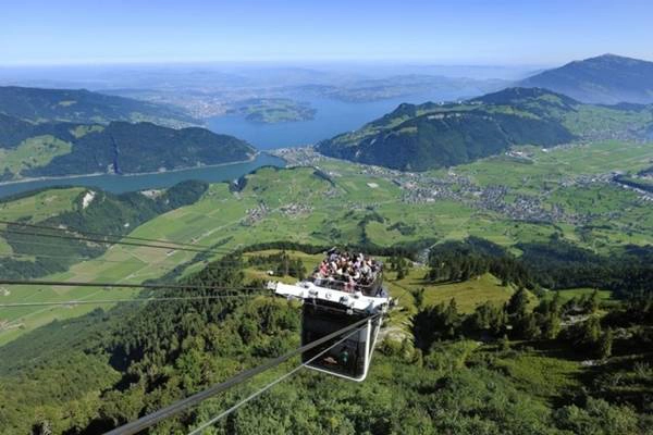 3. CabriO –Stanserhorn, Thụy Sỹ. CabriO –Stanserhorn là tuyến cáp treo đầu tiên trên thế giới có buồng đôi với buồn trên mở, cho phép du khách cảm nhận không khí và những con gió trên cao luồn qua kẽ tóc. Chỉ mất 6 phút để lên đến đỉnh núi Stanserhorn, nơi bạn có thể thoải mái thưởng thức vẻ đẹp phong cảnh xung quanh hoặc có một bữa ăn thú vị tại một nhà hang đặc biệt hình tròn nhìn ra bốn phía từ đỉnh núi