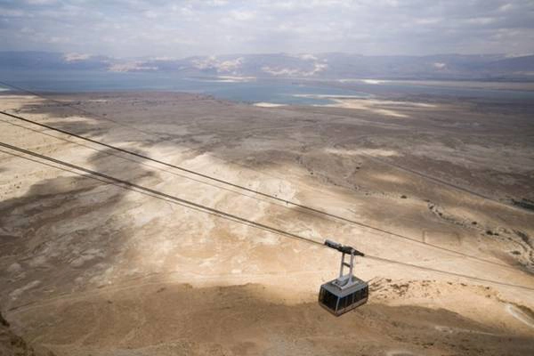 <strong>5. Masada, Israel.</strong> Những người yêu thích lịch sử chắc hẳn sẽ muốn một lần đi tuyến cáp treo này. Trên đường đi du khách sẽ được chiêm ngưỡng những di tích lịch sử, trong đó có Pháo đài Masada trên núi đá 400 m đã được UNESCO chứng nhận là di sản thế giới, và Biển Chết.