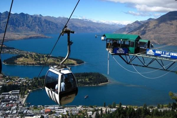 <strong>7. Skyline Gondola, Queenstown, New Zealand.</strong> Tại Queenstown, New Zealand, bạn sẽ tìm thấy tuyến cáp treo dốc nhất nam bán cầu. Tuyến cáp treo Skyline Gondola đưa bạn lên cao 500 m phía trên thành phố với khung cảnh độc nhất vô nhị của đỉnh Coronet, Remarkles, đỉnh Walter và Cecil.