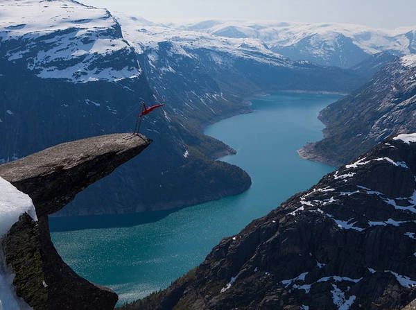 Làm bất cứ điều gì thú vị trên “lưỡi quỷ” Trolltunga.