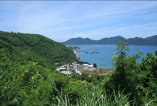 Vũng Rô nhìn từ đỉnh Đèo Cả. Ảnh: Tran Khang/ flickr.com