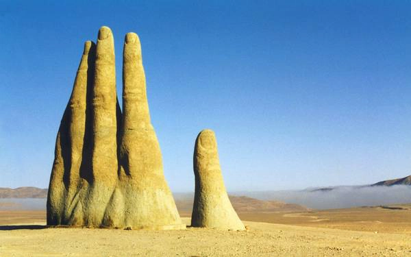Bàn tay khổng lồ nhô ra từ sa mạc Atacama là một tác phẩm điêu khắc có quy mô lớn của nghệ sĩ Mario Irarrázabal. Bàn tay khổng lồ nhô ra từ sa mạc Atacama là một tác phẩm điêu khắc có quy mô lớn của nghệ sĩ Mario Irarrázabal.