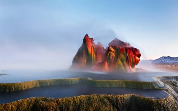 Nằm ở sa mạc Nevada, mạch nước Fly Geyser trở thành điểm hút khách du lịch bởi mang một vẻ đẹp đến khó tin. Nằm ở sa mạc Nevada, mạch nước Fly Geyser trở thành điểm hút khách du lịch bởi mang một vẻ đẹp đến khó tin.