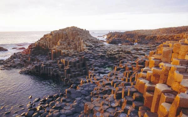 Giant’s Causeway là khu vực ngự trị của khoảng 40.000 cột đá bazan đan xen với nhau. Giant’s Causeway là khu vực ngự trị của khoảng 40.000 cột đá bazan đan xen với nhau.