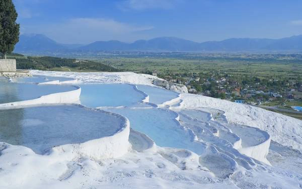 Pamukkale nằm trong thung lũng sông Manderes thuộc tỉnh Deniz, Thổ Nhĩ Kỳ. Pamukkale nằm trong thung lũng sông Manderes thuộc tỉnh Deniz, Thổ Nhĩ Kỳ.