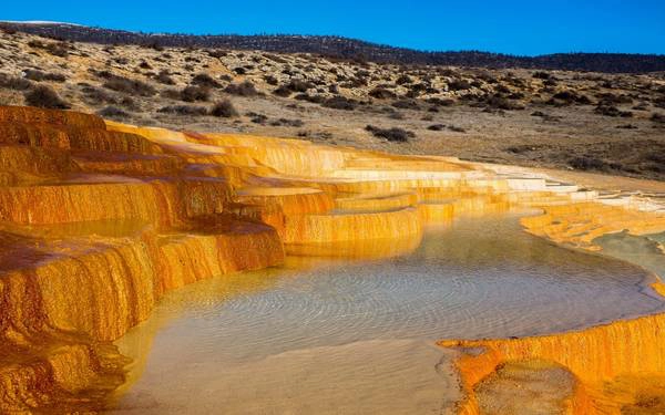 Badab-e Surt là một kỳ quan thiên nhiên nằm ở tỉnh Mazandaran thuộc miền Bắc Iran Badab-e Surt là một kỳ quan thiên nhiên nằm ở tỉnh Mazandaran thuộc miền Bắc Iran