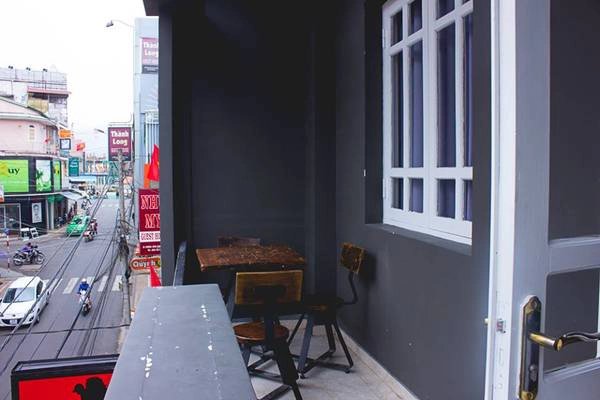 Phía ngoài là một ban công nhỏ có thể nhìn ra thành phố