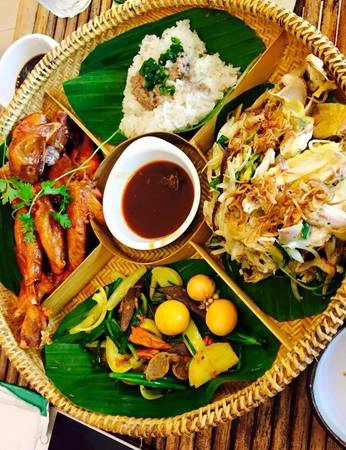 Đặc sản gà lên mâm của miền Trung. Đặc sản gà lên mâm của miền Trung.