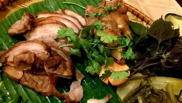 Chân giò muối chiên giòn ăn kèm rau cải chua ngon “tê lưỡi”. Chân giò muối chiên giòn ăn kèm rau cải chua ngon “tê lưỡi”.