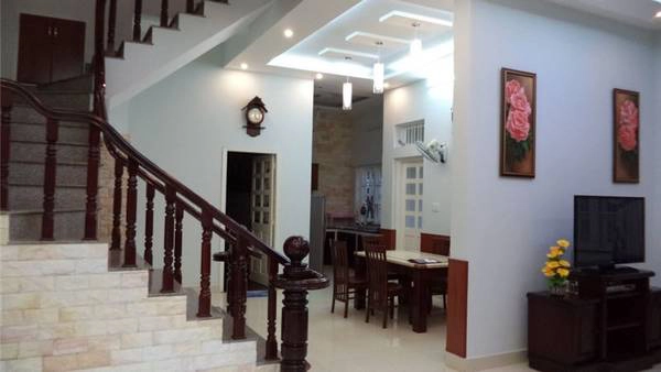 Bên trọng biệt thự được trang bị đầy đủ các vật dụng cần thiết cho gia đình.