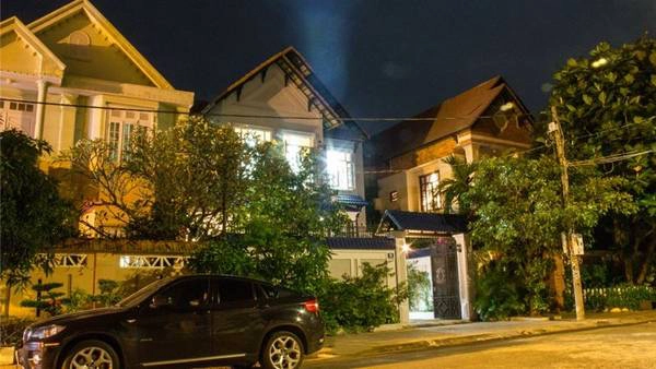 Biệt thự nhìn từ phía bên ngoài. 