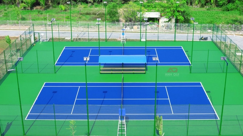 Khu vực sân tennis.