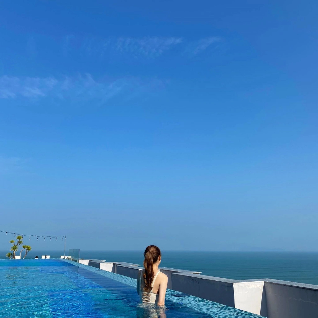 Hồ bơi trên cao. Ảnh: FB HAIAN Beach Hotel & Spa.