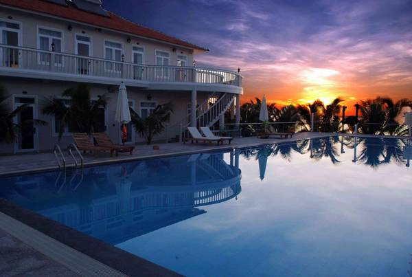 Khung cảnh hoàng hôn lãng mạn tại khu nghỉ dưỡng Saigon Emerald Phan Thiết.