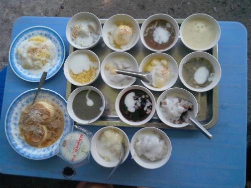 Khi gọi một mâm chè, bạn sẽ được mang ra 16 phần gồm chè và rau câu bánh flan như thế này. Ảnh: Bum Khi gọi một mâm chè, bạn sẽ được mang ra 16 phần gồm chè và rau câu bánh flan như thế này. Ảnh: Bum