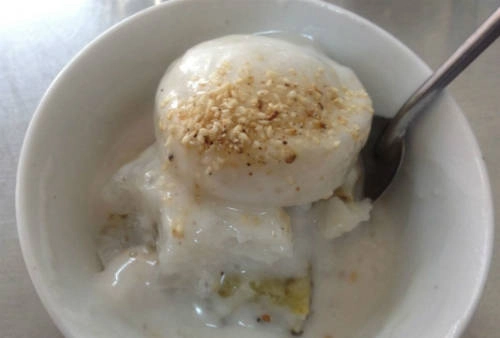 Không chỉ được ăn chè, bạn còn có thể thử qua món bánh bò nước dừa ngon lành. Ảnh: HaiJoe SGStreet Không chỉ được ăn chè, bạn còn có thể thử qua món bánh bò nước dừa ngon lành. Ảnh: HaiJoe SGStreet