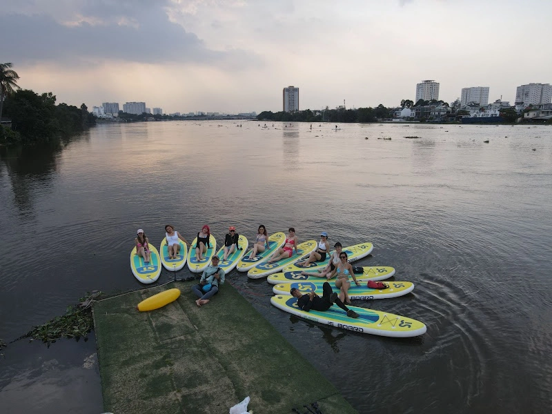 Chèo Sup ở bán đảo Thanh Đa. Ảnh: Báo Thanh niên.