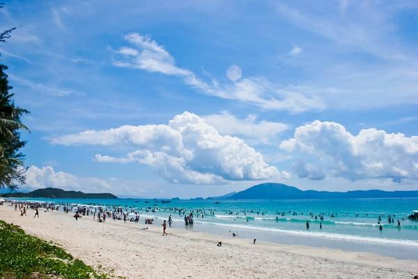 Bãi biển Bắc Mỹ An: Nằm trong địa phận phường Bắc Mỹ An, quận Ngũ Hành Sơn, Đà Nẵng, cách trung tâm thành phố khoảng 7km về phía Đông Nam. Bãi biển có cát trắng mịn và nước trong xanh với nhiệt độ ít chênh lệch quanh năm. Ảnh: viettravelguide.info Bãi biển Bắc Mỹ An: Nằm trong địa phận phường Bắc Mỹ An, quận Ngũ Hành Sơn, Đà Nẵng, cách trung tâm thành phố khoảng 7km về phía Đông Nam. Bãi biển có cát trắng mịn và nước trong xanh với nhiệt độ ít chênh lệch quanh năm. Ảnh: viettravelguide.info