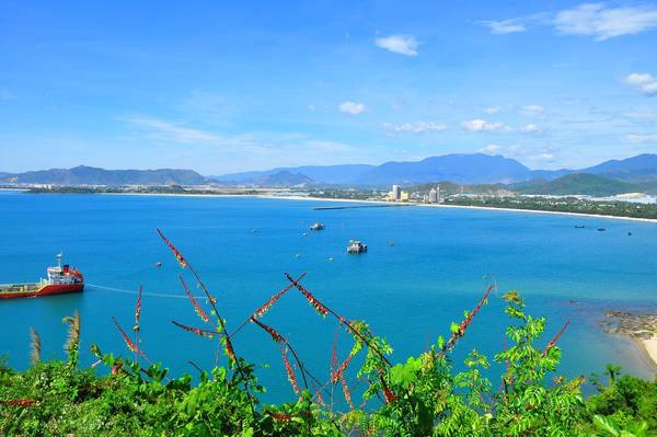 Bãi biển Nam Ô: Bãi tắm Nam Ô thuộc địa phận phường Hòa Hiệp, quận Liên Chiểu, cách trung tâm thành phố Đà Nẵng về phía Bắc khoảng 15km. Bãi Nam Ô có độ dốc vừa phải, ven theo chân núi với phong cảnh non nước rất hữu tình thích hợp với tắm biến và các hoạt động vui chơi trên biển. Ảnh: dafo.danang.gov.vn Bãi biển Nam Ô: Bãi tắm Nam Ô thuộc địa phận phường Hòa Hiệp, quận Liên Chiểu, cách trung tâm thành phố Đà Nẵng về phía Bắc khoảng 15km. Bãi Nam Ô có độ dốc vừa phải, ven theo chân núi với phong cảnh non nước rất hữu tình thích hợp với tắm biến và các hoạt động vui chơi trên biển. Ảnh: dafo.danang.gov.vn