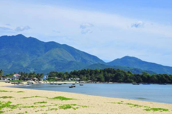 Bãi biển Xuân Thiều: Nằm trong khu du lịch sinh thái Xuân Thiều, quận Liên Chiểu, bãi biển Xuân Thiều rất sạch, cát trắng mịn, nước biển lúc nào cũng xanh ngăn ngắt và yên tĩnh rất thích hợp cho những người muốn tận hưởng không khí thiên nhiên của biển sau những ngày làm việc căng thẳng. Từ đây bạn cũng có thể ngắm nhìn một bên là bán đảo Sơn Trà tuyệt đẹp và một bên là núi Hải Vân hùng vĩ. Ảnh: dafo.danang.gov.vn Bãi biển Xuân Thiều: Nằm trong khu du lịch sinh thái Xuân Thiều, quận Liên Chiểu, bãi biển Xuân Thiều rất sạch, cát trắng mịn, nước biển lúc nào cũng xanh ngăn ngắt và yên tĩnh rất thích hợp cho những người muốn tận hưởng không khí thiên nhiên của biển sau những ngày làm việc căng thẳng. Từ đây bạn cũng có thể ngắm nhìn một bên là bán đảo Sơn Trà tuyệt đẹp và một bên là núi Hải Vân hùng vĩ. Ảnh: dafo.danang.gov.vn
