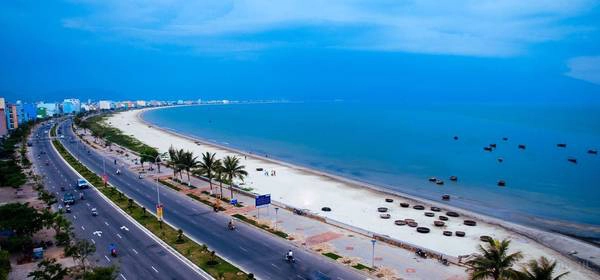 Bãi biển Thanh Bình: Khác với những bãi biển khác ở Đà Nẵng, bãi biển Thanh Bình nằm ngay trong nội thị, phía cuối đường Ông Ích Khiêm, thuộc phường Thanh Bình, quận Hải Châu, thành phố Đà Nẵng. Bãi tắm dài chừng 1km, hầu như phẳng lặng, ít khi có sóng to và không có vùng nước xoáy nguy hiểm. Ngoài tắm biển, các trò chơi cảm giác mạnh như lướt ván, du thuyền, canô... cũng là một yếu tố hút du khách đến bãi biển này. Ảnh: thuvien.datviet.com Bãi biển Thanh Bình: Khác với những bãi biển khác ở Đà Nẵng, bãi biển Thanh Bình nằm ngay trong nội thị, phía cuối đường Ông Ích Khiêm, thuộc phường Thanh Bình, quận Hải Châu, thành phố Đà Nẵng. Bãi tắm dài chừng 1km, hầu như phẳng lặng, ít khi có sóng to và không có vùng nước xoáy nguy hiểm. Ngoài tắm biển, các trò chơi cảm giác mạnh như lướt ván, du thuyền, canô... cũng là một yếu tố hút du khách đến bãi biển này. Ảnh: thuvien.datviet.com