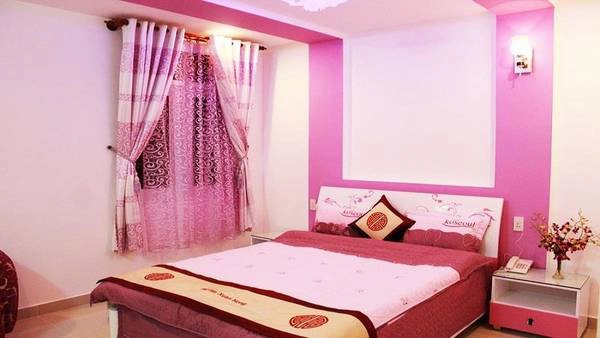 Phòng Vip Double dành riêng cho cặp đôi mới cưới tại khách sạn, với tông màu hồng chủ đạo. Ảnh: iVIVU.com