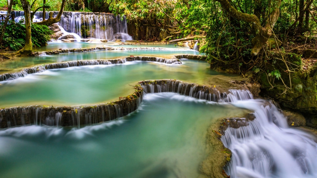 Màu xanh ngọc biếc của thác Kuang Si. Ảnh: Locationscout