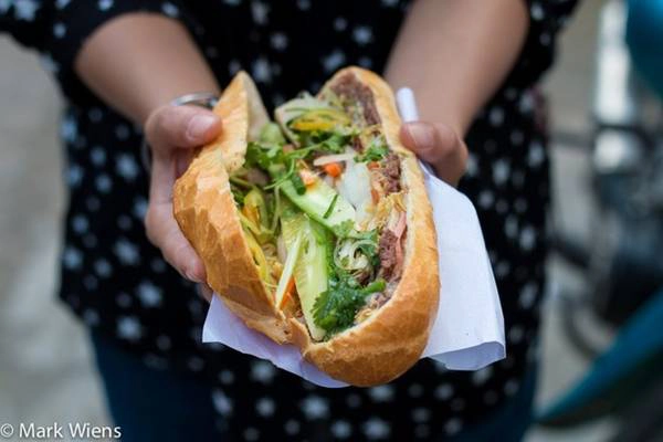 Bánh mì, Việt Nam: Lớp vỏ giòn cùng phần nhân hấp dẫn từ thịt, patê, rau thơm, dưa góp, thêm tương ớt, mayonaise... có thể chinh phục những thực khách khó tính nhất. Bạn có thể thưởng thức món này ở khắp Việt Nam, với giá khoảng 1-2 USD. Ảnh: Mark Weins. Bánh mì, Việt Nam: Lớp vỏ giòn cùng phần nhân hấp dẫn từ thịt, patê, rau thơm, dưa góp, thêm tương ớt, mayonaise... có thể chinh phục những thực khách khó tính nhất. Bạn có thể thưởng thức món này ở khắp Việt Nam, với giá khoảng 1-2 USD. Ảnh: Mark Weins.