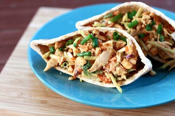 Bánh mì kẹp thịt gà, Railay, Thái Lan: Hãy chọn một trong những xe đồ ăn xuất hiện ở bãi biển vào buổi trưa và thưởng thức món bánh mì kẹp thịt gà ngon tuyệt với giá khoảng 2 USD. Ảnh: Thesweetslife Bánh mì kẹp thịt gà, Railay, Thái Lan: Hãy chọn một trong những xe đồ ăn xuất hiện ở bãi biển vào buổi trưa và thưởng thức món bánh mì kẹp thịt gà ngon tuyệt với giá khoảng 2 USD. Ảnh: Thesweetslife