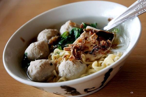 Súp thịt viên bakso, Indonesia: Với 4 USD, bạn có thể mua được 4 bát bakso. Món ăn này phổ biến ở khắp Indonesia. Ảnh: Closari/Flickr. Súp thịt viên bakso, Indonesia: Với 4 USD, bạn có thể mua được 4 bát bakso. Món ăn này phổ biến ở khắp Indonesia. Ảnh: Closari/Flickr.