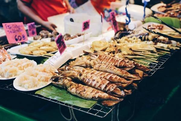 Đồ ăn ở phố Soi 38, chợ đêm Bangkok, Thái Lan: Soi 38 là một trong những phố ẩm thực nổi tiếng nhất Bangkok với nhiều món ăn phong phú và giá rẻ. Du khách chỉ phải chi 2 USD (khoảng 60 bath) cho một món gà và một ly sinh tố. Ảnh: Culinarymission. Đồ ăn ở phố Soi 38, chợ đêm Bangkok, Thái Lan: Soi 38 là một trong những phố ẩm thực nổi tiếng nhất Bangkok với nhiều món ăn phong phú và giá rẻ. Du khách chỉ phải chi 2 USD (khoảng 60 bath) cho một món gà và một ly sinh tố. Ảnh: Culinarymission.